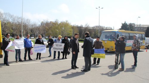 Маршрутчики из Черноморска митинговали под ОГА
