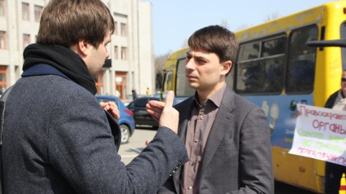 Маршрутчики из Черноморска митинговали под ОГА