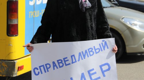 Маршрутчики из Черноморска митинговали под ОГА