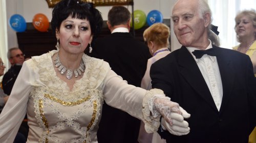 Недели добрых дел: для почтенных одесситов устроили бал