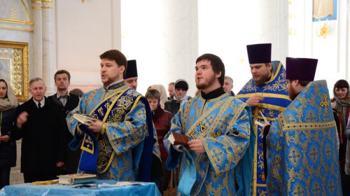 На Благовещение одесситы выпустили в небо белых голубей