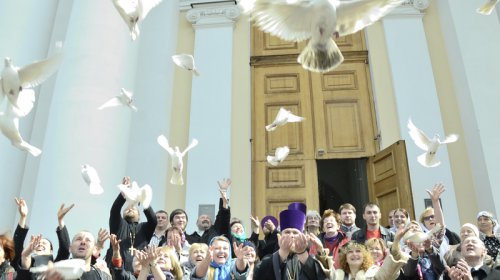 На Благовещение одесситы выпустили в небо белых голубей