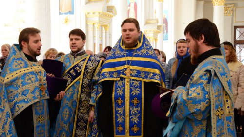 На Благовещение одесситы выпустили в небо белых голубей