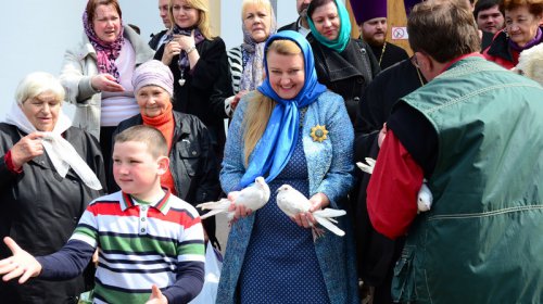 На Благовещение одесситы выпустили в небо белых голубей