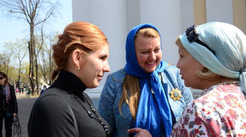 На Благовещение одесситы выпустили в небо белых голубей