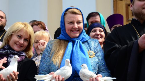 На Благовещение одесситы выпустили в небо белых голубей