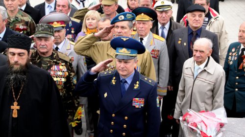 Возложение цветов к стеле «Крылья Победы»: четыре оркестра и около 700 одесситов