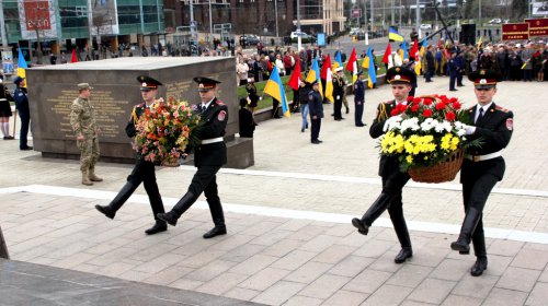 Возложение цветов к стеле «Крылья Победы»: четыре оркестра и около 700 одесситов