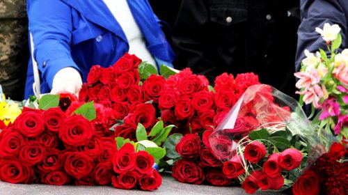 Возложение цветов к стеле «Крылья Победы»: четыре оркестра и около 700 одесситов