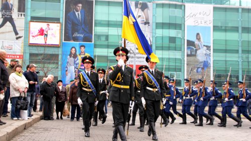 Возложение цветов к стеле «Крылья Победы»: четыре оркестра и около 700 одесситов