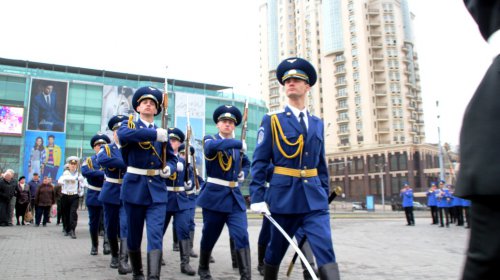Возложение цветов к стеле «Крылья Победы»: четыре оркестра и около 700 одесситов