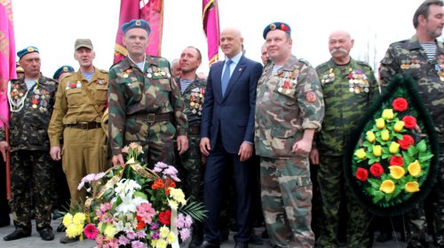 Возложение цветов к стеле «Крылья Победы»: четыре оркестра и около 700 одесситов