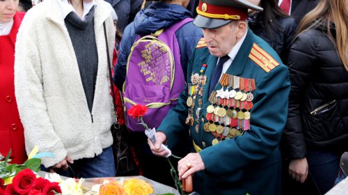 Возложение цветов к стеле «Крылья Победы»: четыре оркестра и около 700 одесситов
