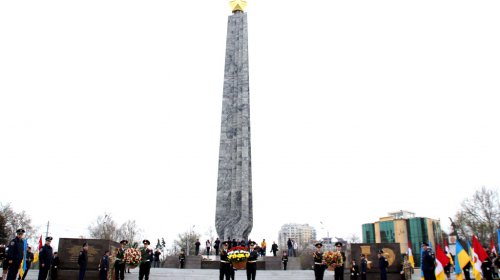Возложение цветов к стеле «Крылья Победы»: четыре оркестра и около 700 одесситов