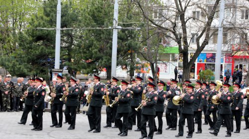 Возложение цветов к стеле «Крылья Победы»: четыре оркестра и около 700 одесситов