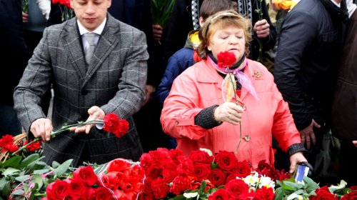 Возложение цветов к стеле «Крылья Победы»: четыре оркестра и около 700 одесситов