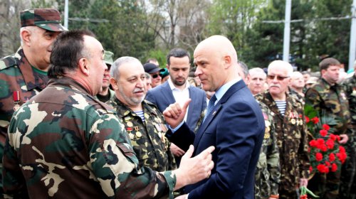 Возложение цветов к стеле «Крылья Победы»: четыре оркестра и около 700 одесситов