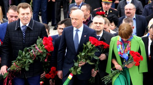 Возложение цветов к стеле «Крылья Победы»: четыре оркестра и около 700 одесситов