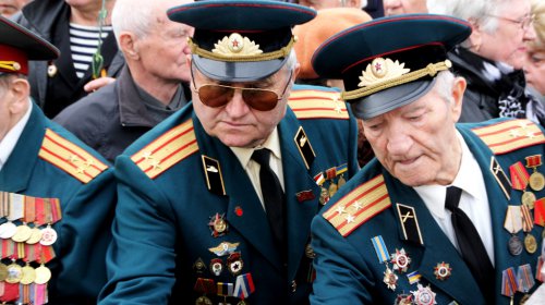Возложение цветов к стеле «Крылья Победы»: четыре оркестра и около 700 одесситов