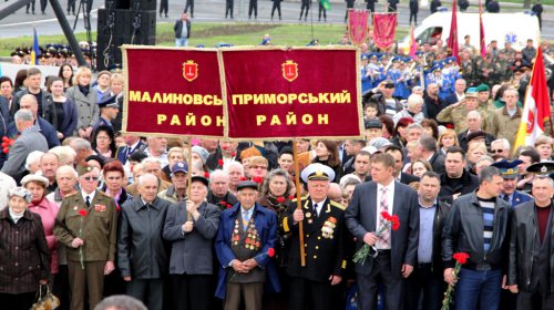 Возложение цветов к стеле «Крылья Победы»: четыре оркестра и около 700 одесситов