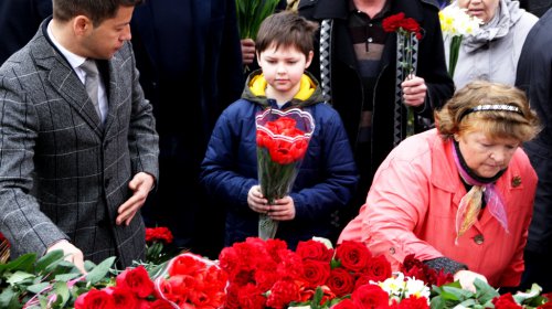 Возложение цветов к стеле «Крылья Победы»: четыре оркестра и около 700 одесситов