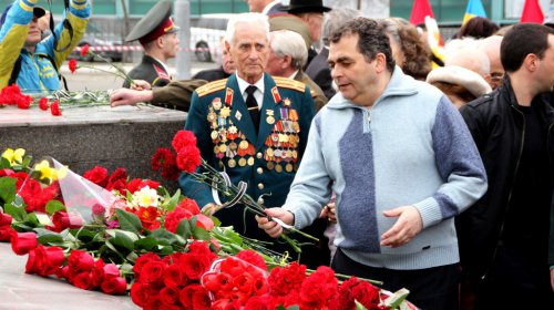 Возложение цветов к стеле «Крылья Победы»: четыре оркестра и около 700 одесситов