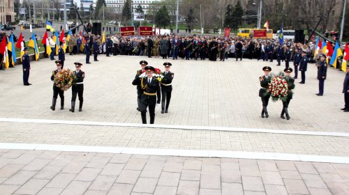 Возложение цветов к стеле «Крылья Победы»: четыре оркестра и около 700 одесситов