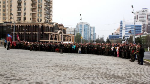 Возложение цветов к стеле «Крылья Победы»: четыре оркестра и около 700 одесситов