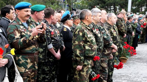 Возложение цветов к стеле «Крылья Победы»: четыре оркестра и около 700 одесситов