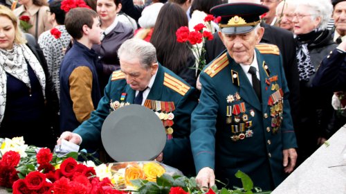 Возложение цветов к стеле «Крылья Победы»: четыре оркестра и около 700 одесситов