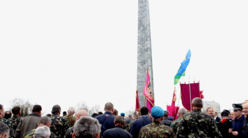 Возложение цветов к стеле «Крылья Победы»: четыре оркестра и около 700 одесситов