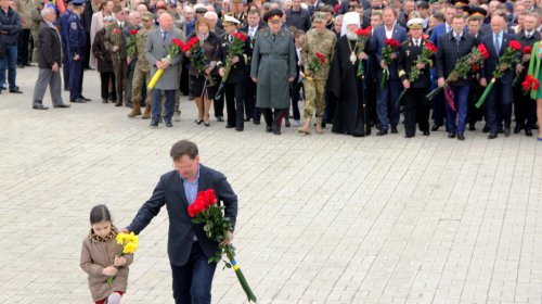 Возложение цветов к стеле «Крылья Победы»: четыре оркестра и около 700 одесситов