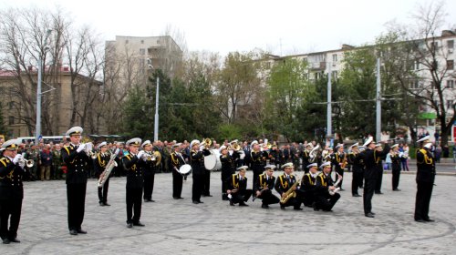 Возложение цветов к стеле «Крылья Победы»: четыре оркестра и около 700 одесситов