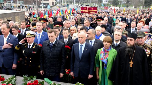 Возложение цветов к стеле «Крылья Победы»: четыре оркестра и около 700 одесситов