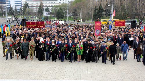 Возложение цветов к стеле «Крылья Победы»: четыре оркестра и около 700 одесситов
