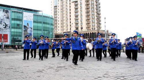 Возложение цветов к стеле «Крылья Победы»: четыре оркестра и около 700 одесситов