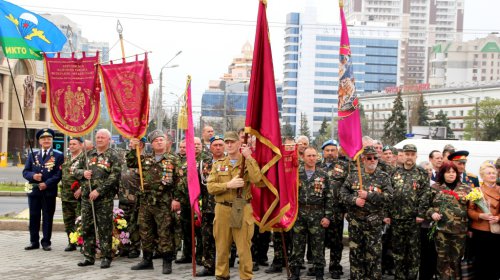 Возложение цветов к стеле «Крылья Победы»: четыре оркестра и около 700 одесситов