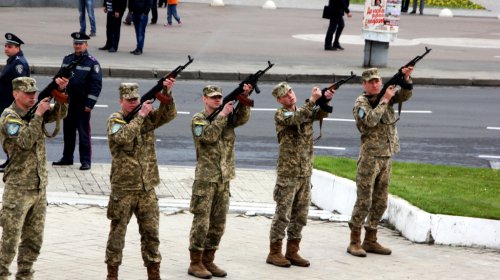 Возложение цветов к стеле «Крылья Победы»: четыре оркестра и около 700 одесситов