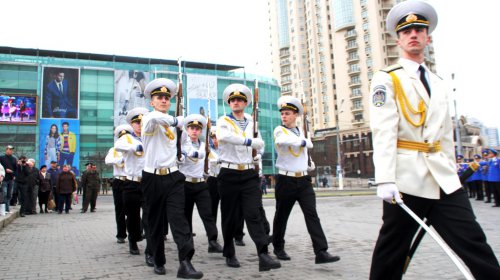Возложение цветов к стеле «Крылья Победы»: четыре оркестра и около 700 одесситов