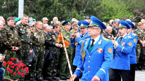 Возложение цветов к стеле «Крылья Победы»: четыре оркестра и около 700 одесситов