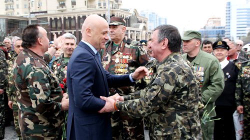 Возложение цветов к стеле «Крылья Победы»: четыре оркестра и около 700 одесситов