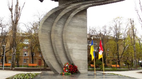 В День освобождения Одессы открыли обновленный сквер Героев-летчиков