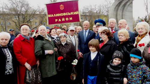 В День освобождения Одессы открыли обновленный сквер Героев-летчиков