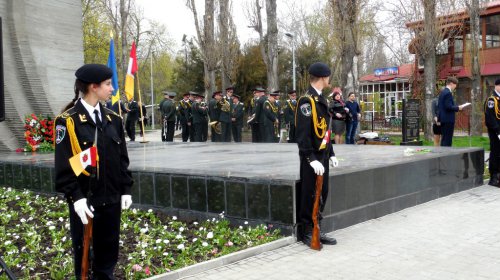 В День освобождения Одессы открыли обновленный сквер Героев-летчиков