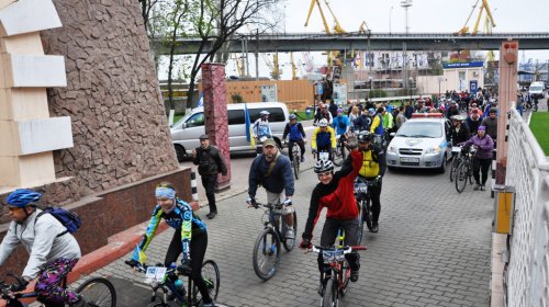 Велосипедистам устроили экскурсию по территории Одесского порта