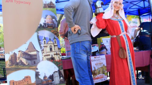 Одесский туристический фестиваль: лотереи, танцы и огромный торт (фоторепортаж)