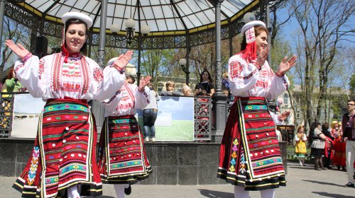 Одесский туристический фестиваль: лотереи, танцы и огромный торт (фоторепортаж)