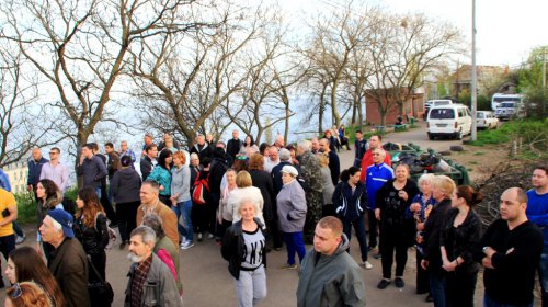 Стройка в сквере «Юность»: на ломающих забор активистов напали неизвестные в камуфляже