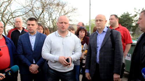 Стройка в сквере «Юность»: на ломающих забор активистов напали неизвестные в камуфляже