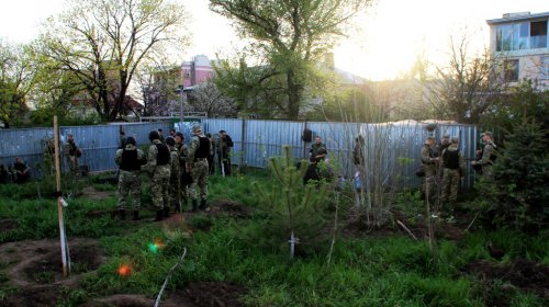 Стройка в сквере «Юность»: на ломающих забор активистов напали неизвестные в камуфляже